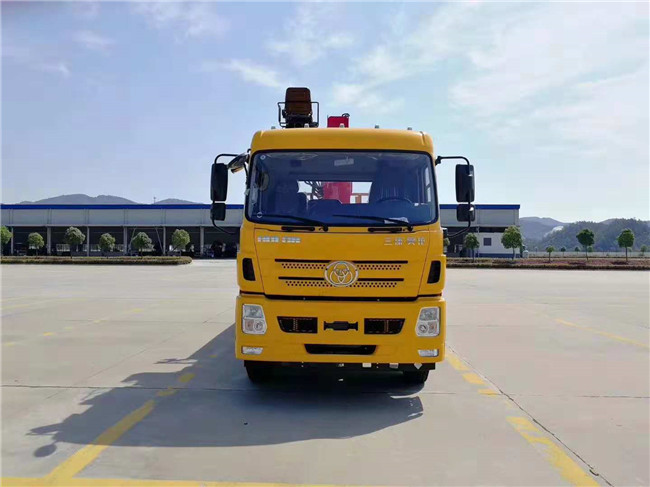 三環(huán)后八輪短軸距隨車吊，駕駛室前臉外觀